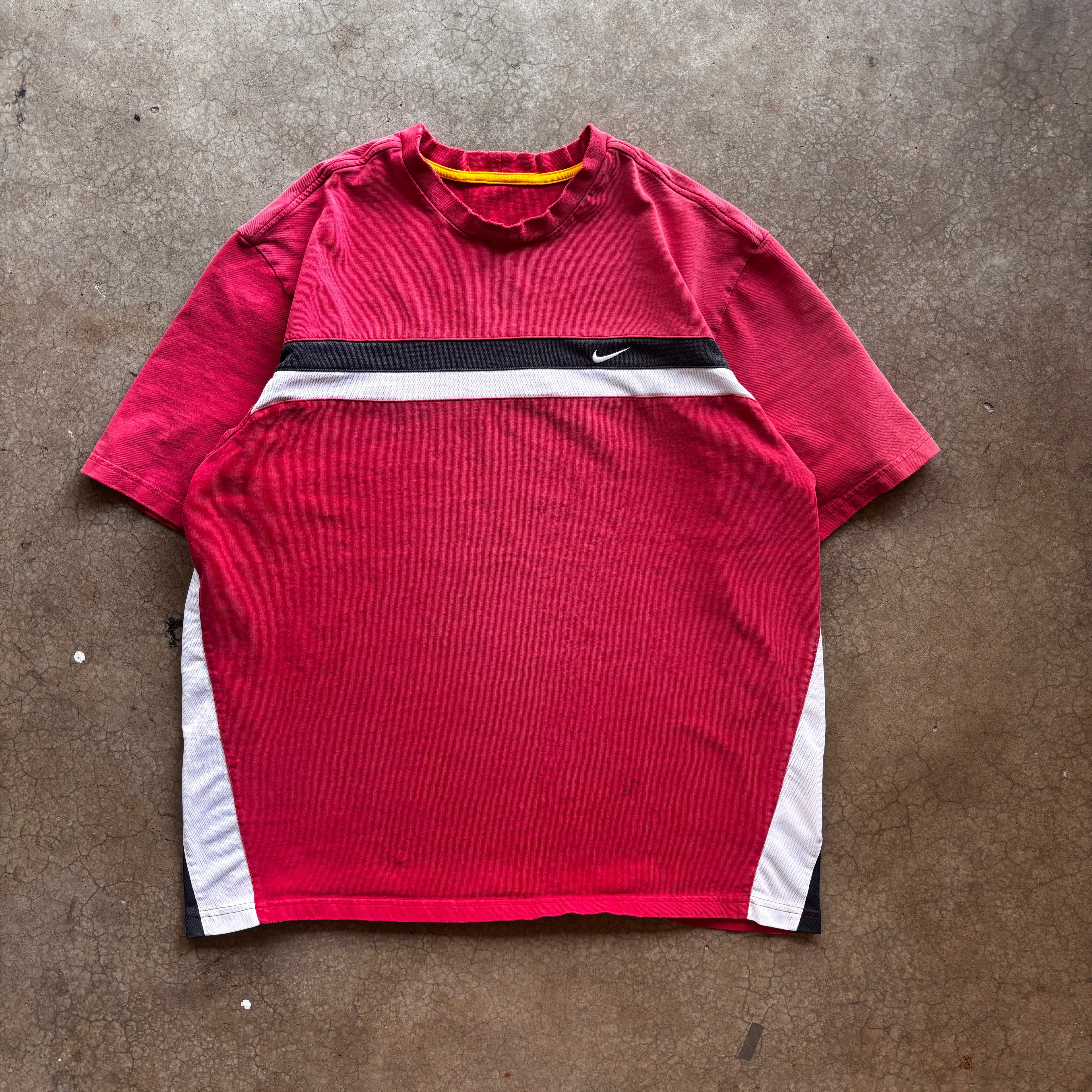 00s RED NIKE TEE - L