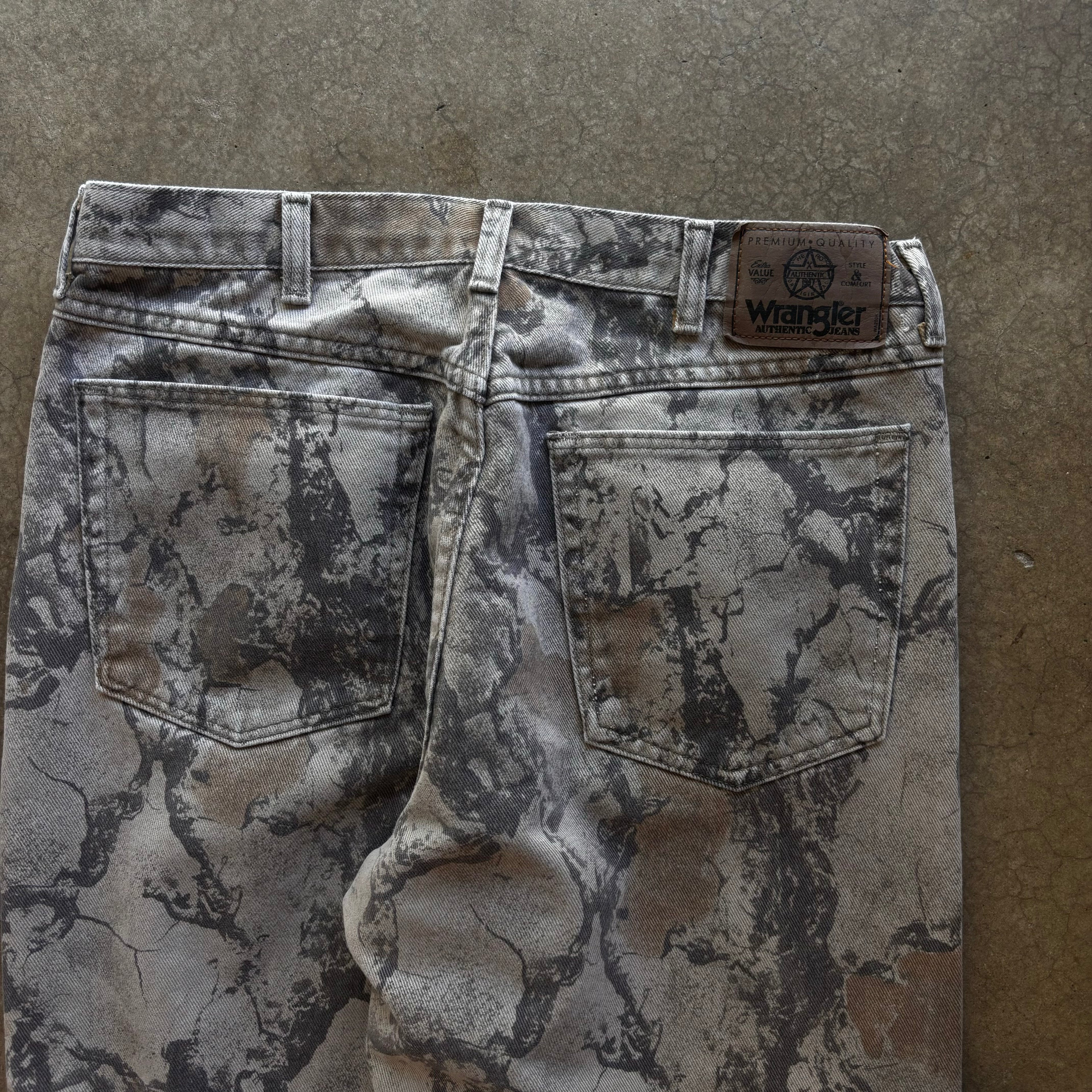 00s WRANGLER CAMO JEANS - 34”